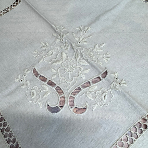 Vintage Set Embroidered Beige Table Runner w 2 Napkins Cutwork Embroidery - Picture 6 of 6